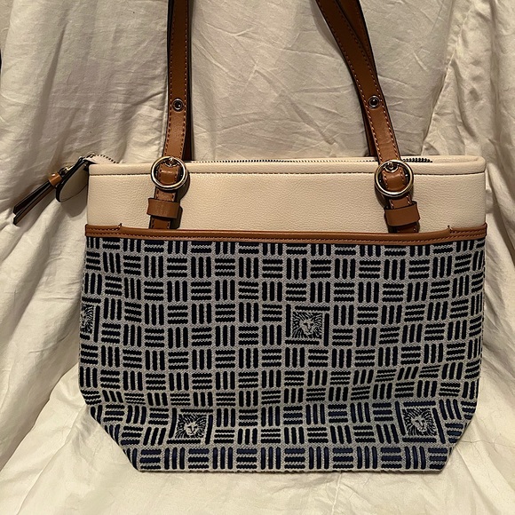 Anne Klein woman’s tote handbag in tan and blue. - Picture 2 of 8